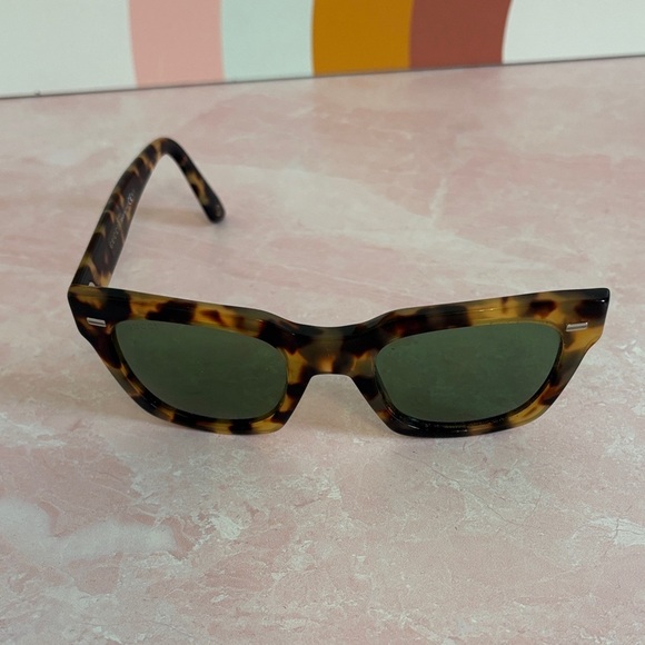 Authentic Gucci tortoise shell sunglasses - left arm broken, right arm intact main image 5